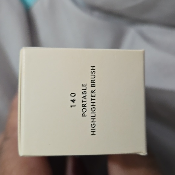 Fenty Beauty Portable Highlighter Brush 140 - Picture 7 of 8